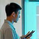 송파구 박지훈님이 깨끗해진 공간의 VR 이미지를 보며 만족하는 모습