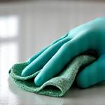 마이크로파이버 천으로 청소하는 손