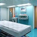 활기 없는 시간대의 응급실 내부 모습