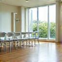 외래 진료실의 간결하고 정돈된 모습