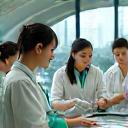 감염 관리 교육을 받는 청소 전문가들